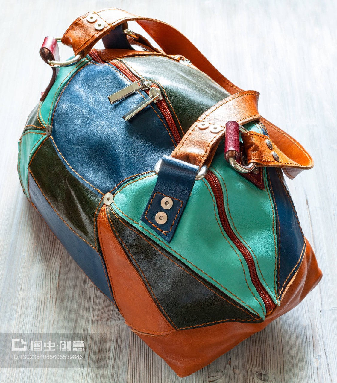 灰色手工拼布皮革旅行包